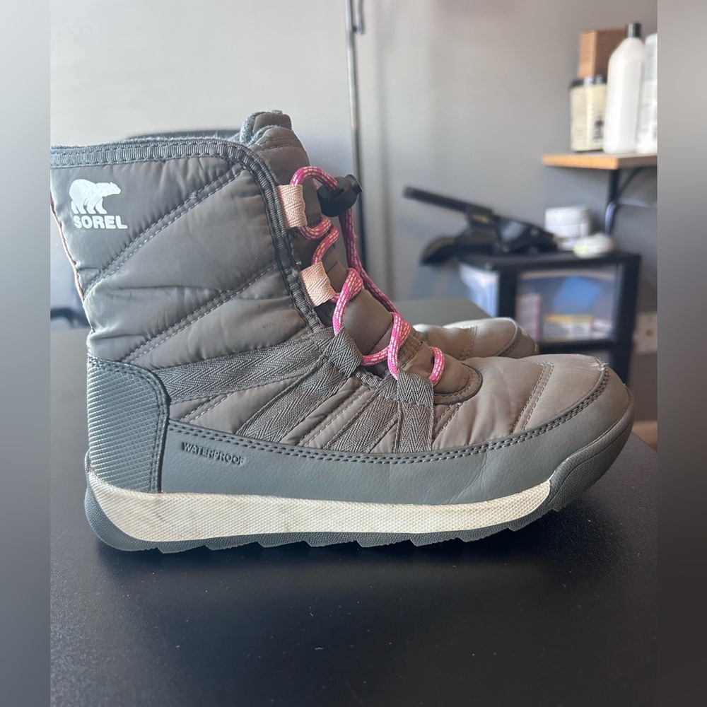 Sorel Kids‎ Boots in Gray with Pink Laces - Picture 2 of 7